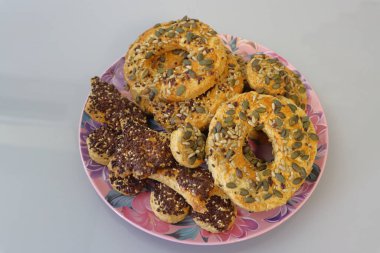 Ayçiçeği tohumlu simit ve tabakta susam tohumu.