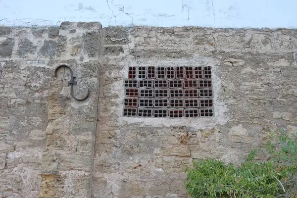 İsrail 'in eski Rishon Letzion şehrinin duvarındaki eski pencere..