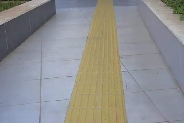 Bangkok, Tayland 'da sarı çizgili yürüyüş yolu.