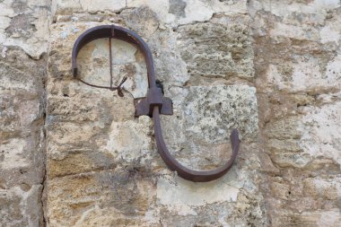 Duvarda asılı eski paslı demir