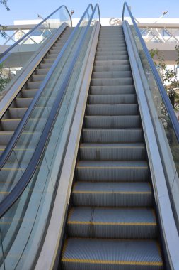 Alışveriş merkezinde yürüyen merdiven..