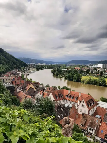Güzel bir şehir manzarası. Kartpostal Nehir.