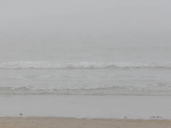 Kuzey Denizi kıyısında hava bulutlu..