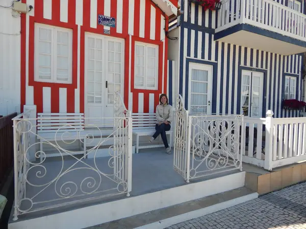 Portekiz - güzel beyaz - ahşap evle mavi ahşap bir balkon.