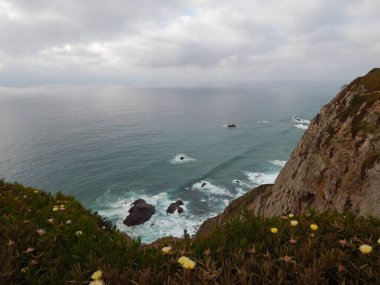 Okyanus dalgalarının kayalara çarptığı yakın çekim..