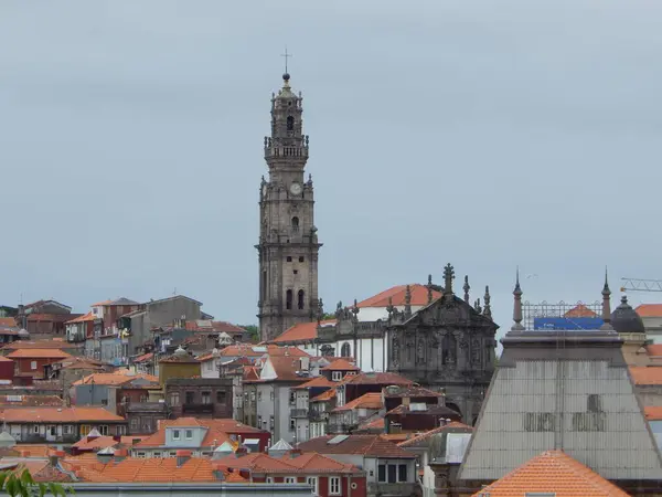 Yazın Porto şehrinde kutsal üçlünün kilisesi.