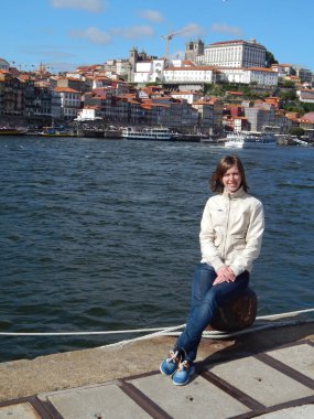 Nehirdeki kadın, Portu, seyahat