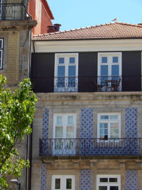 Konut binasının ön cephesi ve balkonu.