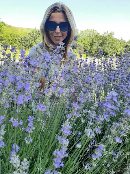 Çiçeklerin arka planında genç bir kız