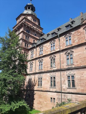 Şehirdeki eski kale.