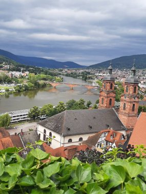 Almanya 'nın Miltelberg şehri ve nehri manzarası
