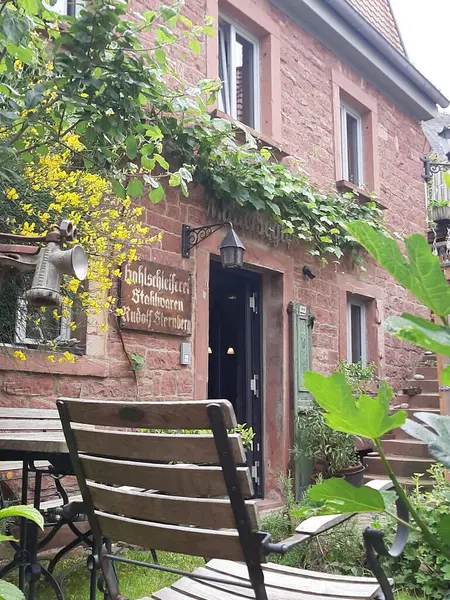 Evin yanındaki sandalye, güzel bahçe.