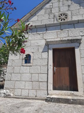 Şehirdeki eski bir ev. Yaz tatili.