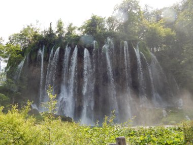 Parkta şelale Plitvice gölleri