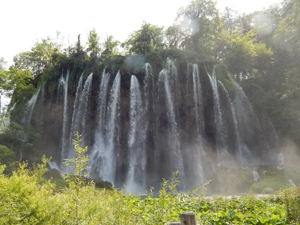 Parkta şelale Plitvice gölleri