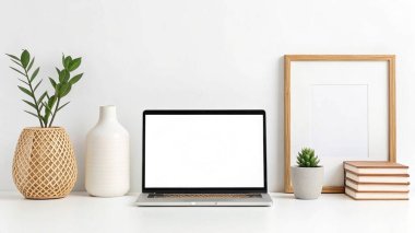 Beyaz arkaplanda boş ekranı olan bir laptop. modern işyeri