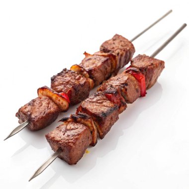 Beyaz arka planda ızgara şiş kebap şişi.