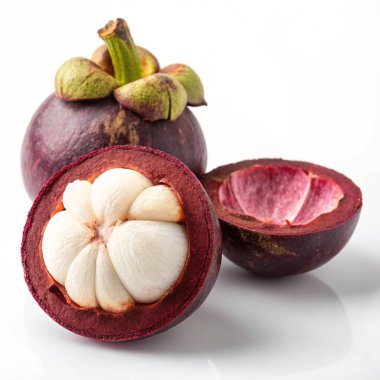 Beyaz arka planda mangosteen.