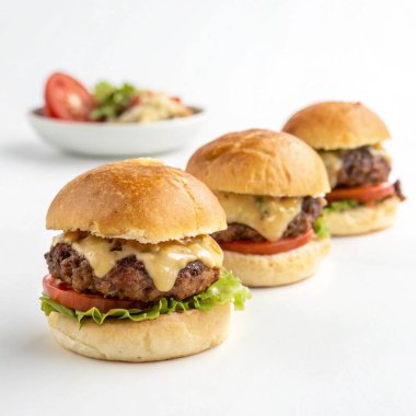 Et, peynir ve domatesli ev yapımı hamburger..
