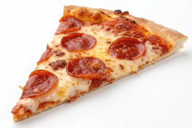 Beyaz bir arka plan üzerinde peynirli pizza
