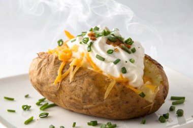 Domuz pastırması ve krem peynirli fırında patates.