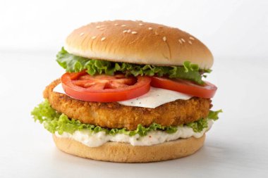 Peynirli ve sebzeli hamburger.