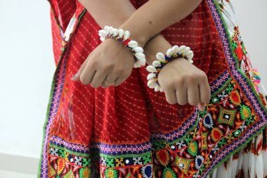 Gujarati 'nin elleri, Hintli bir kadın jest yapıyor. Geleneksel Chaniya choli ve bilezik takıyor. Garba ve Dandiya için Navratri festivali kıyafetleri. 