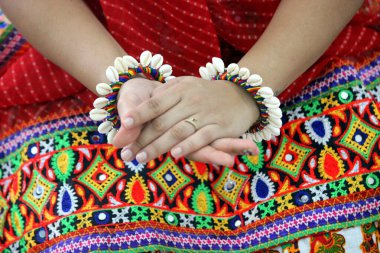 Gujarati 'nin elleri, Hintli bir kadın jest yapıyor. Geleneksel Chaniya choli ve bilezik takıyor. Garba ve Dandiya için Navratri festivali kıyafetleri. 