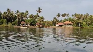 Puvar, Kerala 'daki Neyyar nehrinde tekne gezisi. Akşamları dinlenmek için bir tekneye atlayıp Hindistan cevizi ağaçları ve nehir kıyısında yüzen evlerin manzarasını seyrederiz..