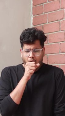 30 'lu yaşların ortasında bir Hintli çok öksürüyor. Sürekli öksürüyor ve iyi hissetmiyor. Viral ateş ve tütün tüketimi ciğerlerinizde öksürük yaratır. Astım çok fazla tahrişe neden olur..