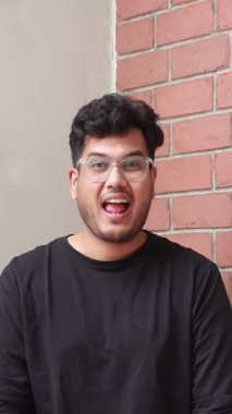 Adam çene egzersizi yaparken ağzını maksimum genişletmiş. Esneme çeneleri yüz kaslarını rahatlatır ve yüzün iyi bir şeklini verir. Hindistan 'da ağız kasları güçleniyor