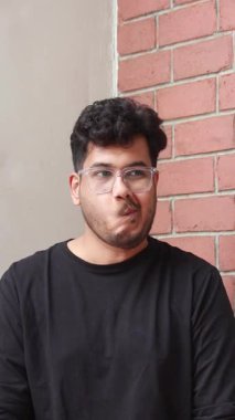 Ağız, çene ve çene kaslarını çalıştırmak için ağzını sağa sola çeviriyor. Hintli bir adam esnek olması için ağzını uzatıyor ve yüzün etrafındaki kasları istiyor. çene çizgisini geliştir