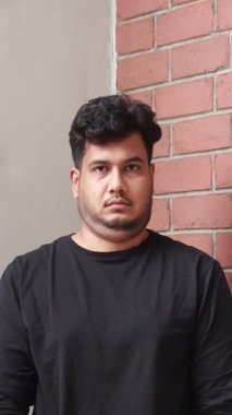 30 'lu yaşlarda Hintli bir adam boynunu öne ve arkaya doğru hareket ettiriyor. Boynu maksimum kapasitede germek boyun ve yüz kaslarına iyi bir egzersiz sağlar. istikrar için kullanışlı