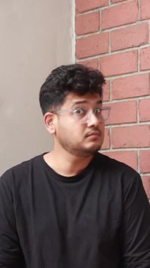 Adam yüz ifadesine karşı çıkıyor. Sözsüz iletişim bir şeyi reddetmek ya da birinin isteğini reddetmek değildir. Mutsuz bir yüzle hayır demek.. 