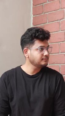 Bir adam gülümsüyor ve doğru söylüyor. 