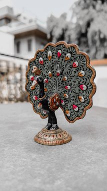 Çeşitli renk boyaları ve tüyleri olan bir tavus kuşu idolü. Tavus kuşu sembolü. tavuskuşu logosu.