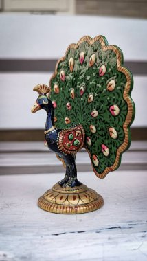 Çeşitli renk boyaları ve tüyleri olan bir tavus kuşu idolü. Tavus kuşu sembolü. tavuskuşu logosu.