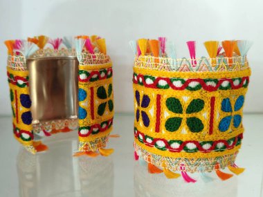 Geleneksel el yapımı bilezikler. Navratri tarzı, Hint tarzı batı tarzı kıyafetler. Ayna işiyle el aksesuarı ve oksitlenmiş tabanlı renkli geleneksel Hint kumaşı. renkli bileklik