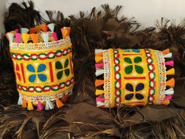 Geleneksel el yapımı bilezikler. Navratri tarzı, Hint tarzı batı tarzı kıyafetler. Ayna işiyle el aksesuarı ve oksitlenmiş tabanlı renkli geleneksel Hint kumaşı. renkli bileklik