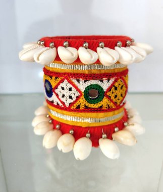 Geleneksel el yapımı bilezikler. Navratri tarzı, Hint tarzı batı tarzı kıyafetler. Ayna işiyle el aksesuarı ve oksitlenmiş tabanlı renkli geleneksel Hint kumaşı. renkli bileklik