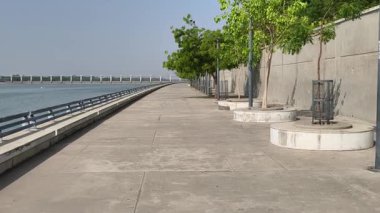 Temiz ve barışçıl Ahmedabad nehir yolu ağaçlarla kaplı ve açık mavi gökyüzünün altında demiryolu, Hindistan 'da Sabarmati nehrinin kıyısında sabah yürüyüşleri ve kentsel rahatlama için mükemmel.