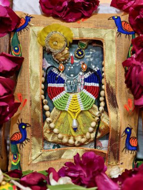 Shrinathji 'nin renkli boncuklarla, çiçeklerle ve geleneksel Hint ayinleriyle süslenmiş resmi.. 