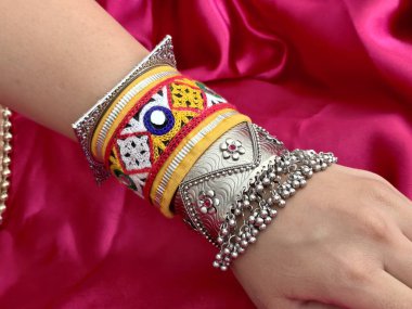 Geleneksel Gujarati aynadan yapılmış el yapımı bilezikleri cesur ve şenlikli bir etnik görünüm için oksitlendirilmiş. Navratri, Garba geceleri ya da kültürel kutlamalar için mükemmel..