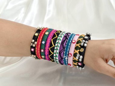 Renkli iplik yığını, ghungroo ve ayna aksanlı iş bilezikleri, Navratri için mükemmel, geleneksel giyim tarzı, ya da şenlik kıyafetinize Hint-batı yeteneği eklemek..