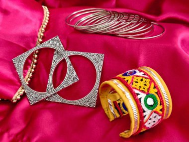 Oksitlenmiş bilezikler, mükemmel bir Navratri ya da Hint-Batı şenliği görüntüsü için canlı ayna işi iplik kumaşlı bir ada ile eşleştirildi. Geleneksel ve moda bilek aksesuarlarının cesur bir birleşimi.