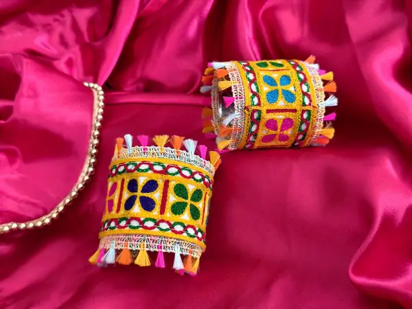 Renkli kumaş kelepçeler - Geleneksel nakış ve püsküllü Kada, Navratri ya da halk dansları kutlamaları için mükemmel, canlı Hint şenliği moda.