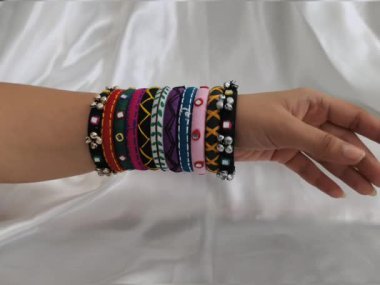 Renkli iplik yığını, ghungroo ve ayna aksanlı iş bilezikleri, Navratri için mükemmel, geleneksel giyim tarzı, ya da şenlik kıyafetinize Hint-batı yeteneği eklemek..