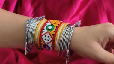Ayna işlemeli geleneksel bilezik yakın plan, oksitlenmiş bileziklerle eşleştirilmiş, Navratri sırasında Garba çalarken takmak için mükemmel..