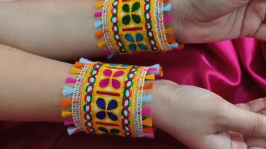Renkli kumaş kelepçeler - Geleneksel nakış ve püsküllü Kada, Navratri ya da halk dansları kutlamaları için mükemmel, canlı Hint şenliği moda.