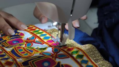 Geleneksel nakış makinesiyle dikilmiş, Navratri chaniya choli ve etnik Hint modasında sıklıkla kullanılan canlı tekstil işçiliği sergileniyor..